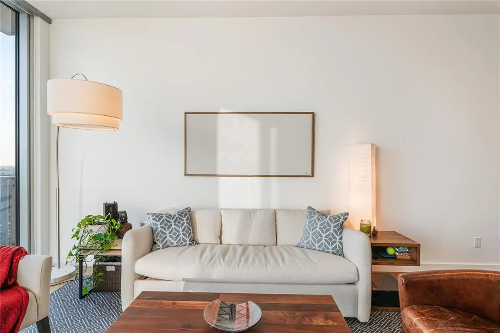 2900 McKinnon Street, #1503