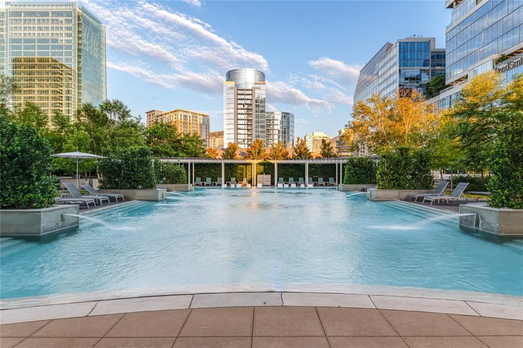2900 McKinnon Street, #1503