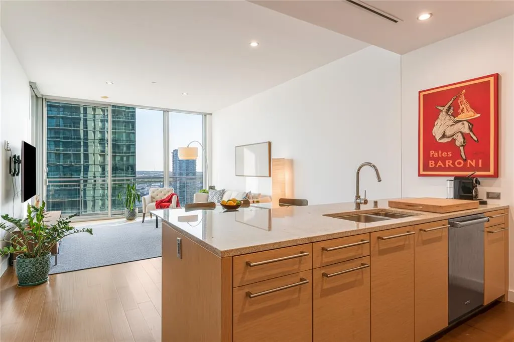 2900 McKinnon Street, #1503