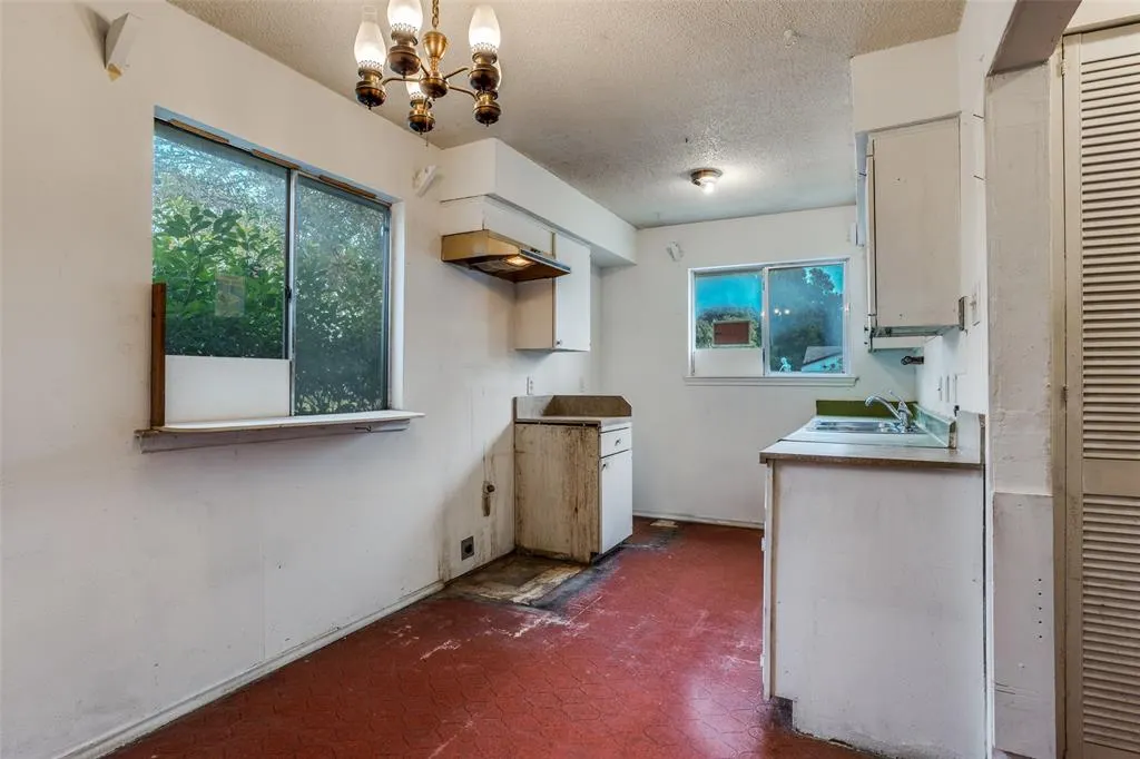 909 E Belt Line Road