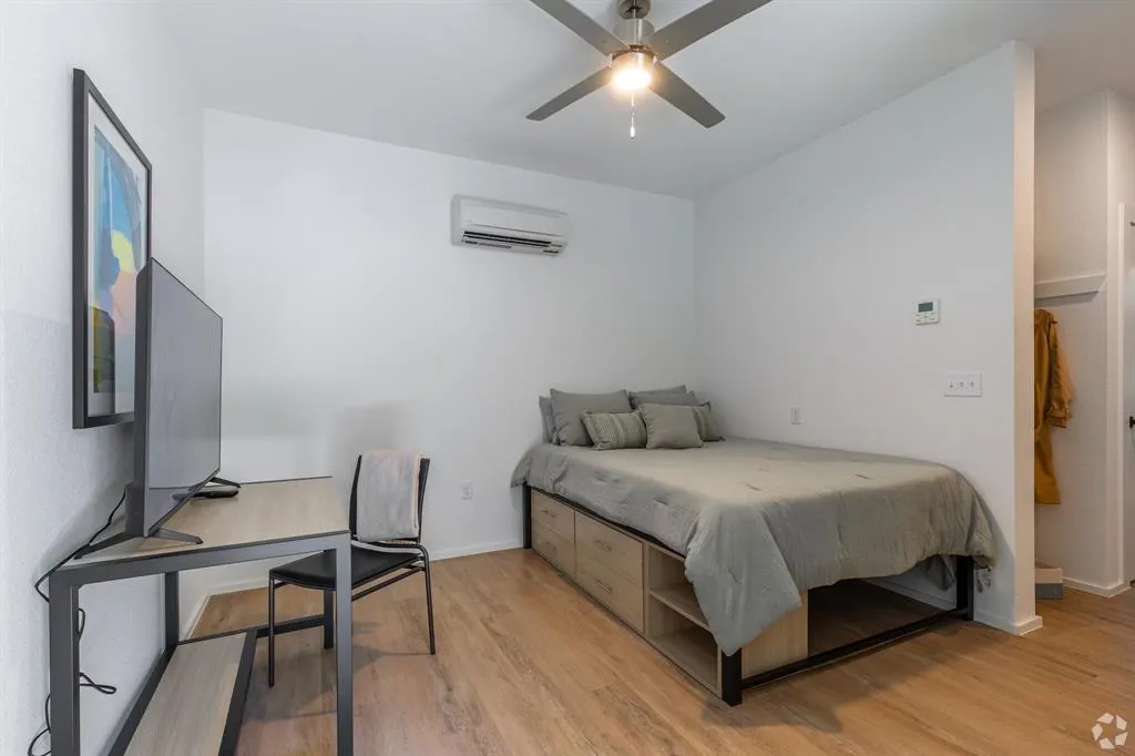 596 W 9th Street, #318