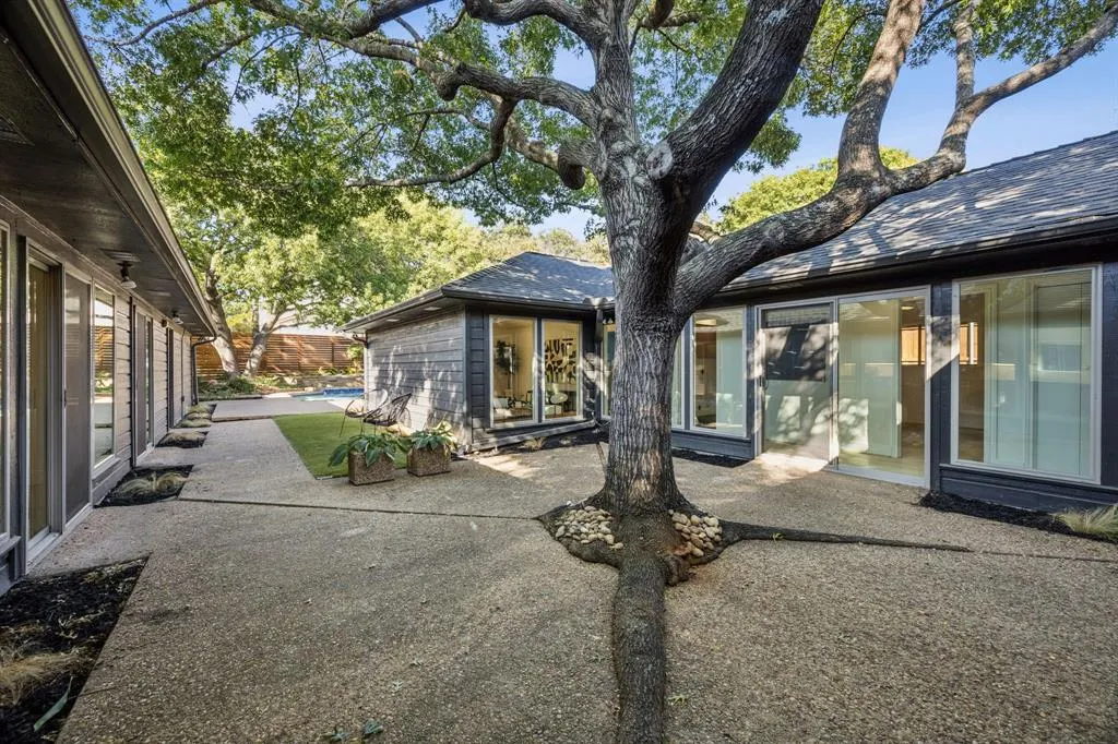 9415 Hill View Drive