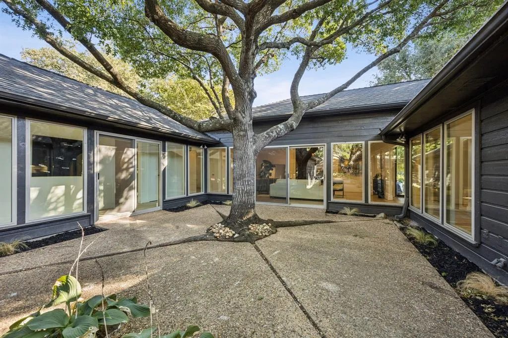 9415 Hill View Drive