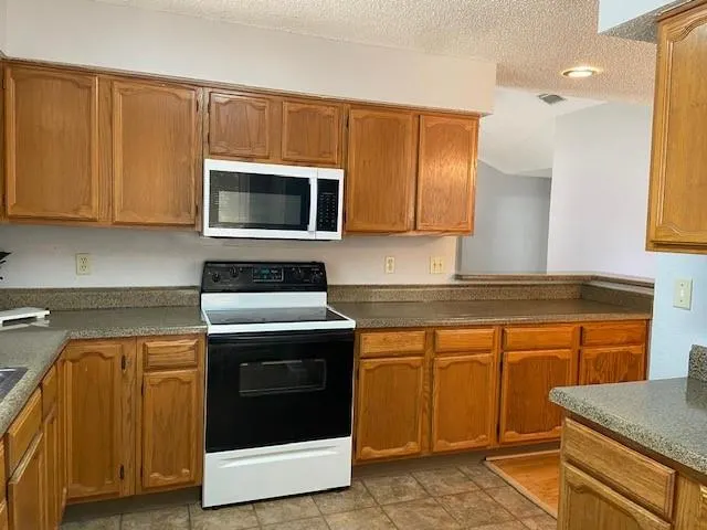 7808 Slater Trail