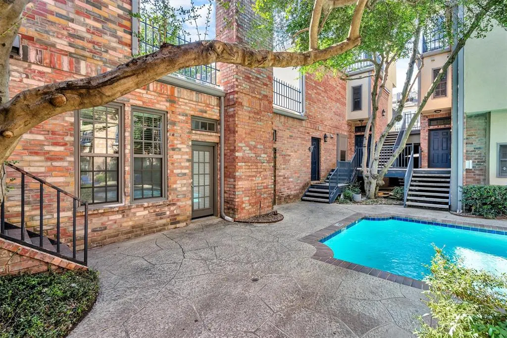 4511 Gilbert Avenue, #108