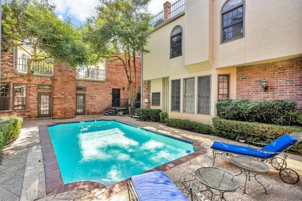 4511 Gilbert Avenue, #108