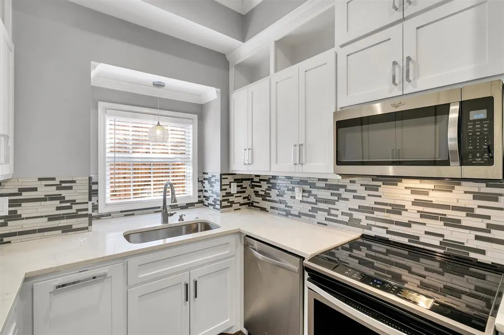4511 Gilbert Avenue, #108
