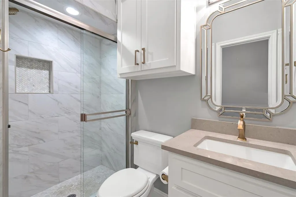 4511 Gilbert Avenue, #108