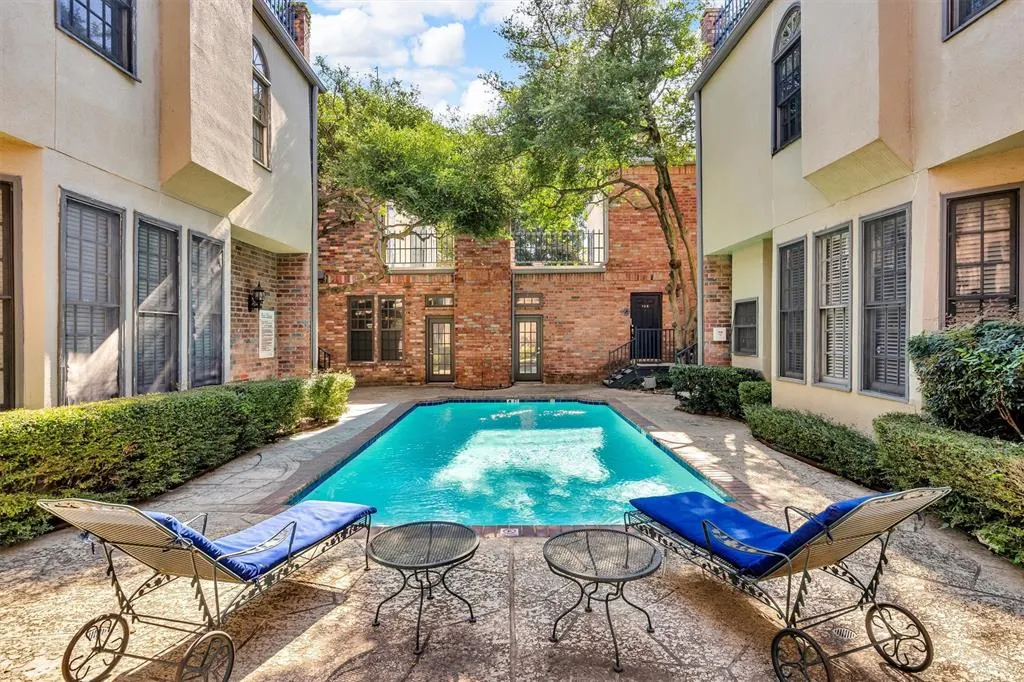 4511 Gilbert Avenue, #108
