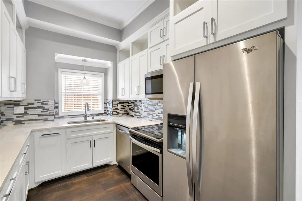 4511 Gilbert Avenue, #108