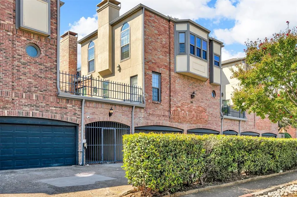 4511 Gilbert Avenue, #108
