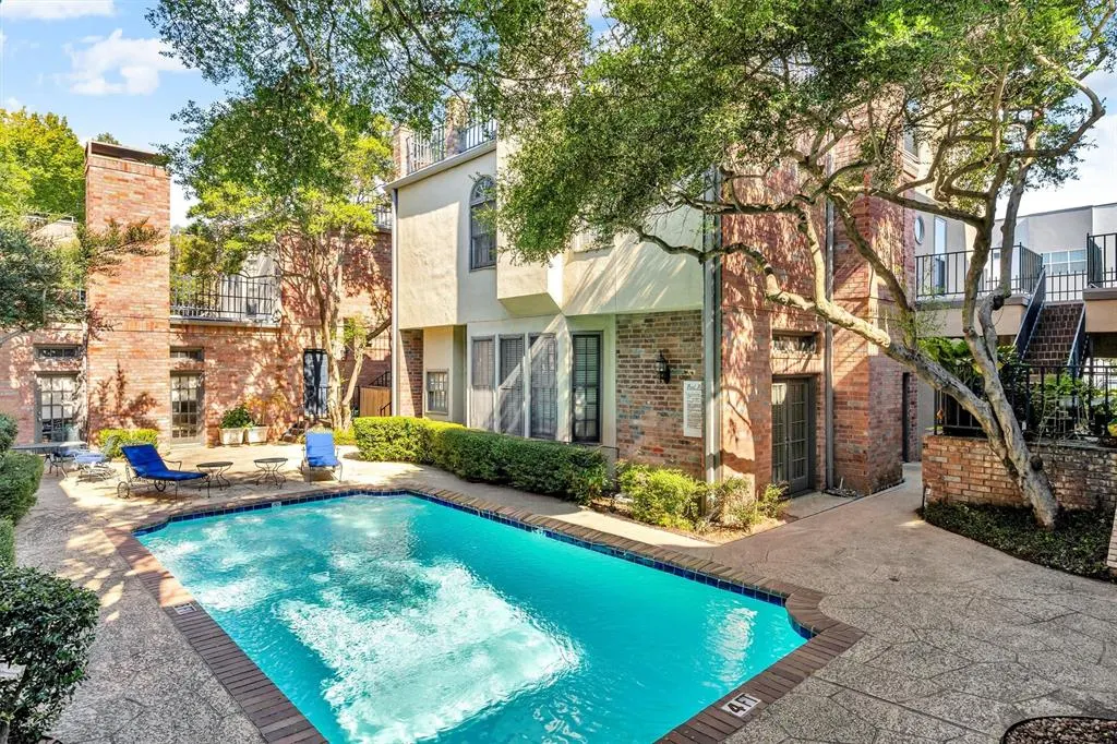 4511 Gilbert Avenue, #108
