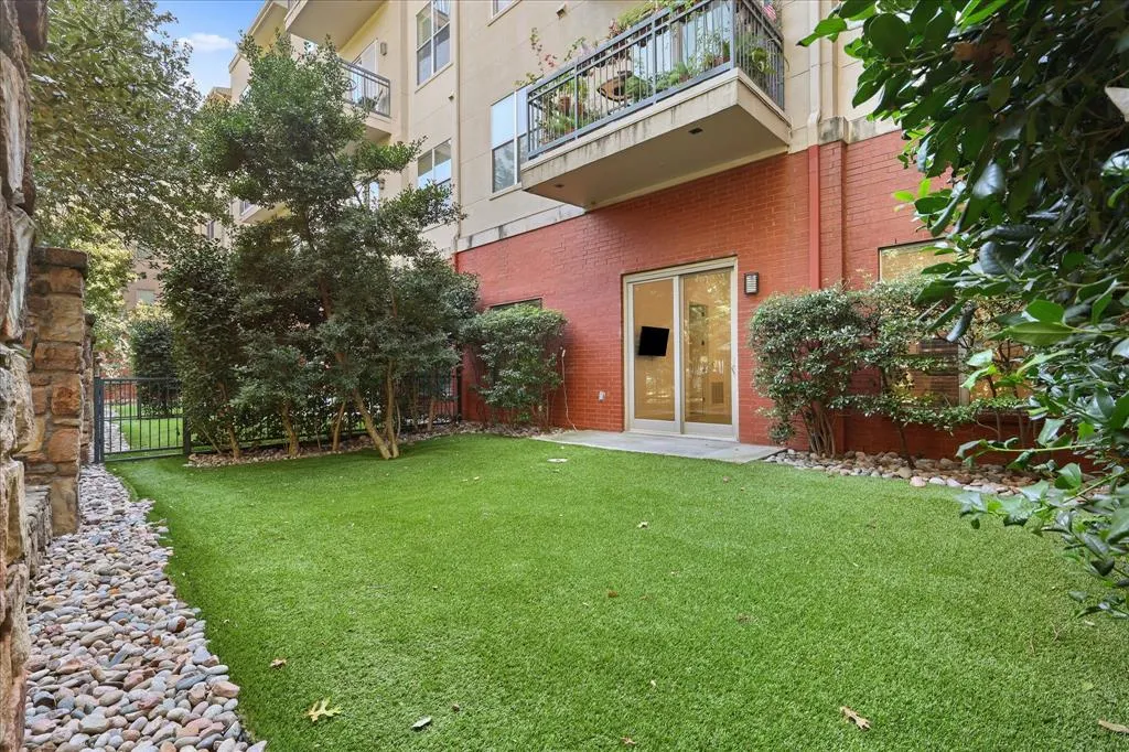 2950 Mckinney Avenue, #104