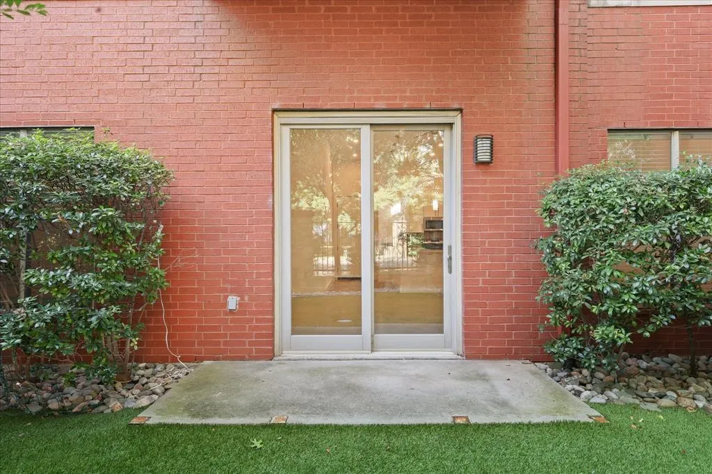 2950 Mckinney Avenue, #104