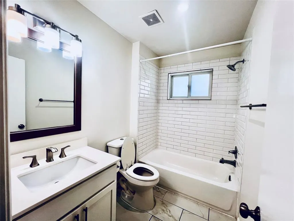 5010 San Jacinto, #204