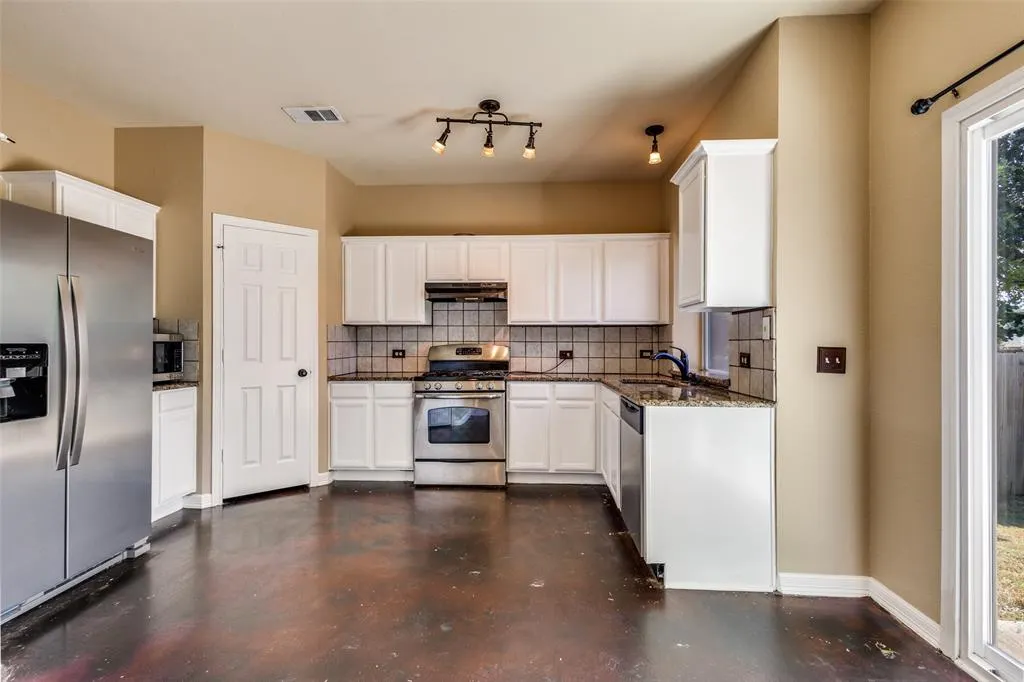 2221 Lilac Circle