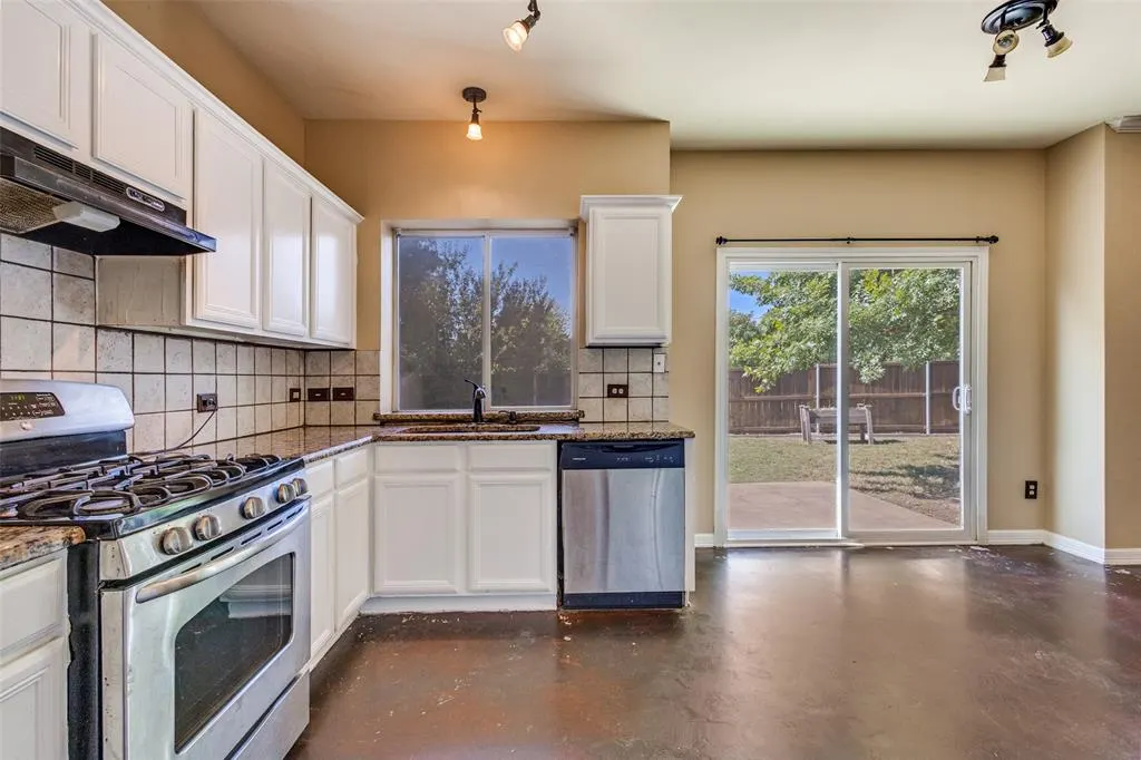 2221 Lilac Circle