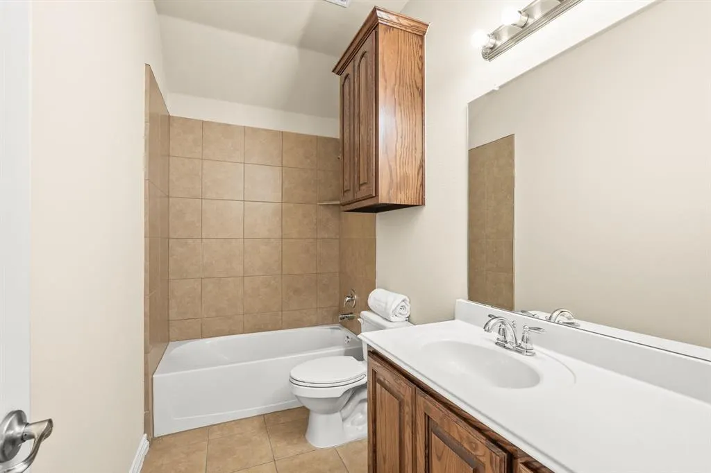 1825 Sanderlain Lane