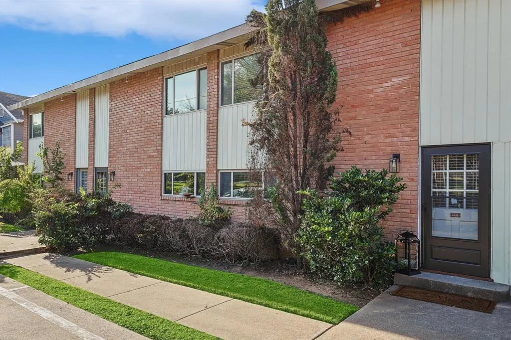 4039 Cole Avenue, #101