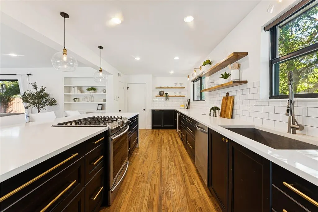 921 Teakwood Drive
