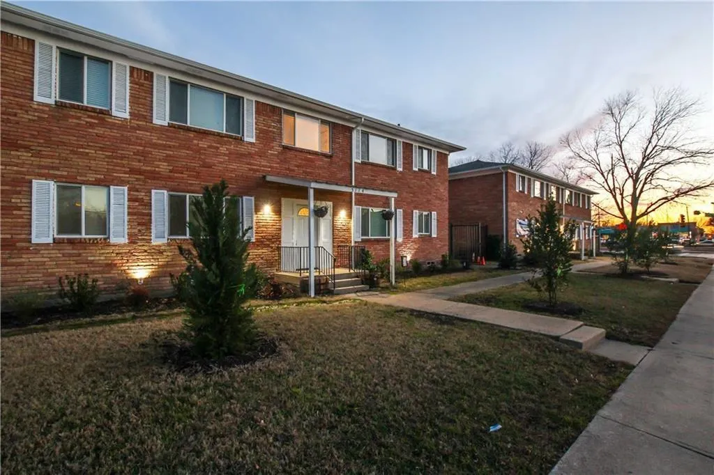 5114 Columbia, #202