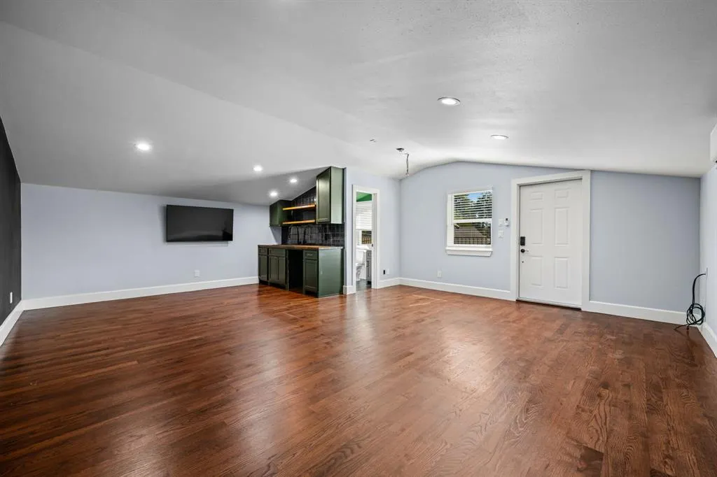 6039 Prospect Avenue