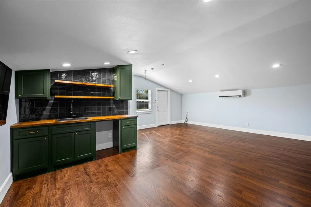 6039 Prospect Avenue