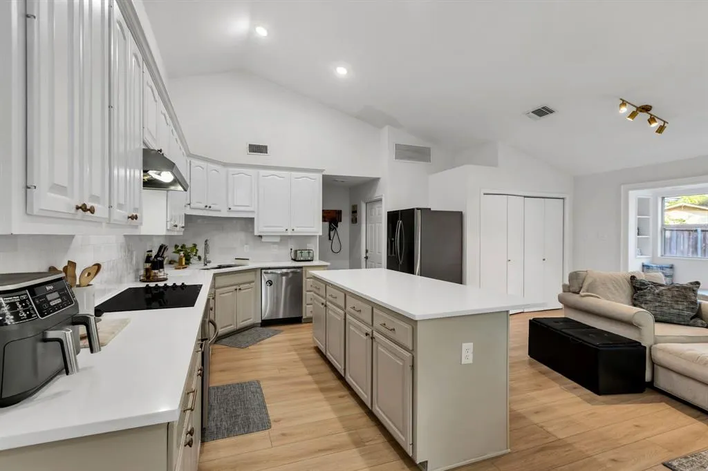 1748 Blossom Trail