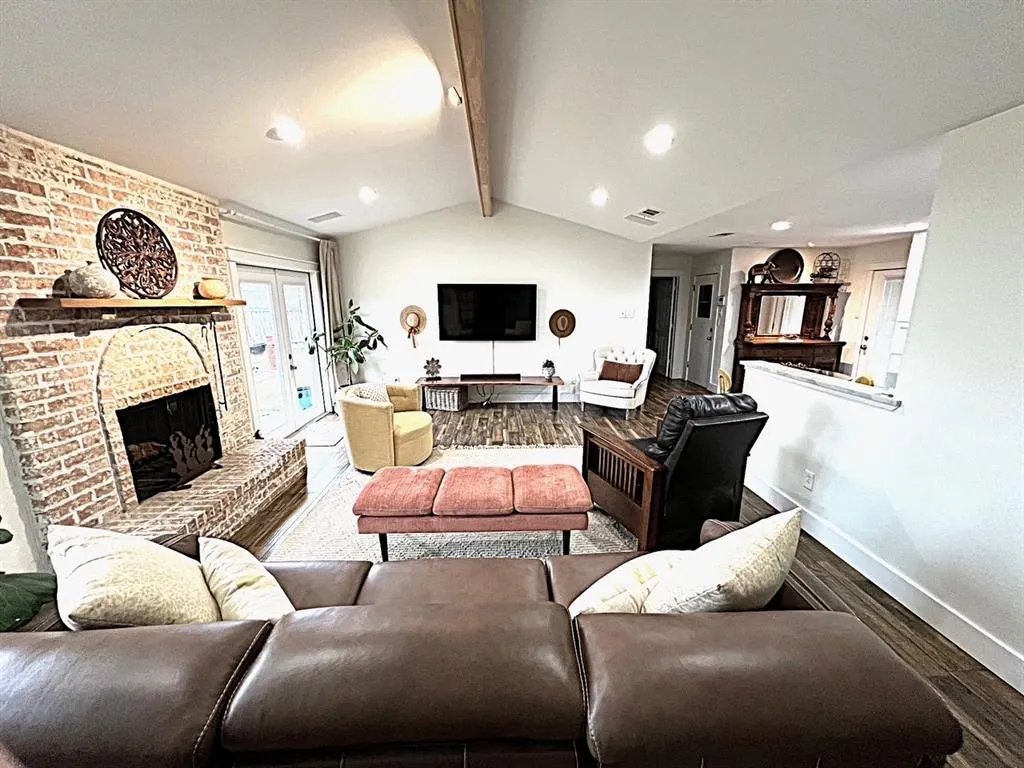 303 E 6th Street