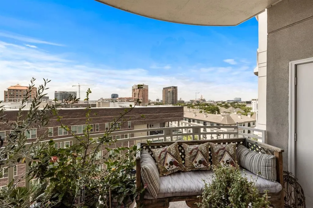 3225 Turtle Creek Boulevard, #820