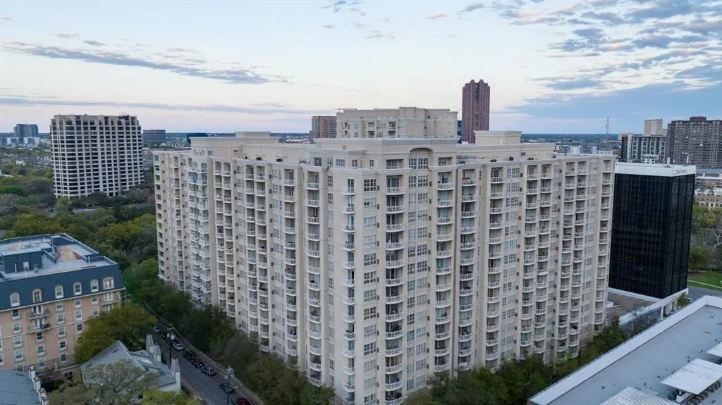 3225 Turtle Creek Boulevard, #820