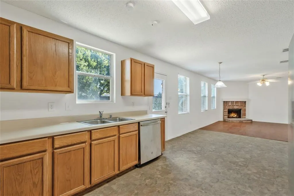 2613 S Wavecrest Court