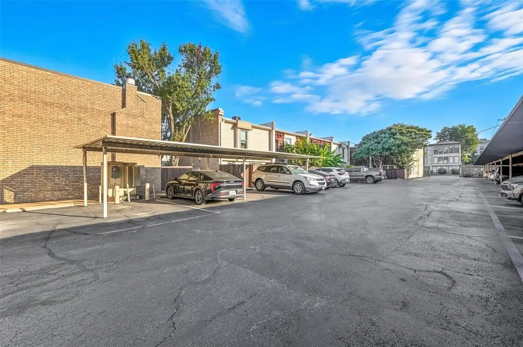 2702 Douglas Avenue, #121