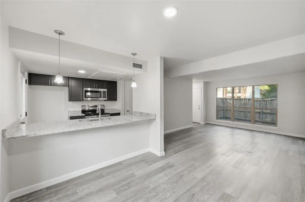 2702 Douglas Avenue, #121