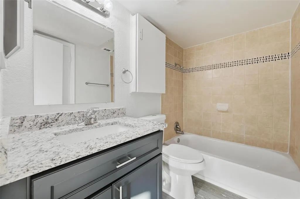 2702 Douglas Avenue, #121