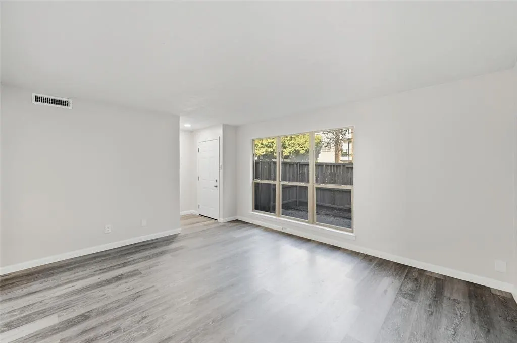 2702 Douglas Avenue, #121