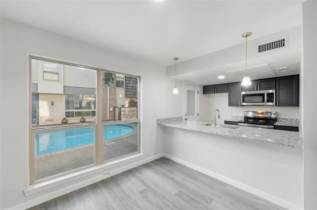 2702 Douglas Avenue, #121