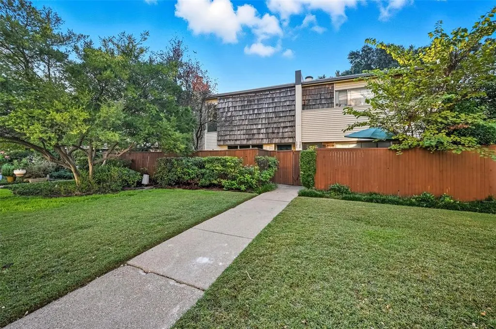 2702 Douglas Avenue, #121