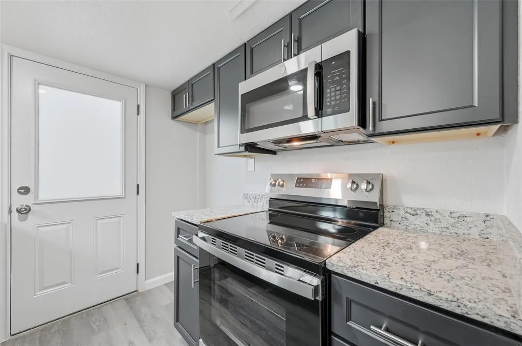 2702 Douglas Avenue, #121