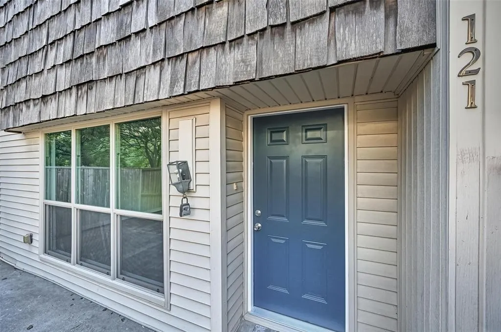 2702 Douglas Avenue, #121