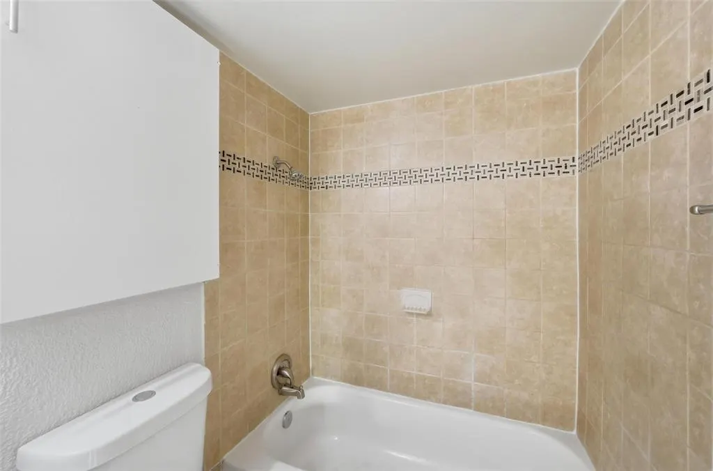 2702 Douglas Avenue, #121