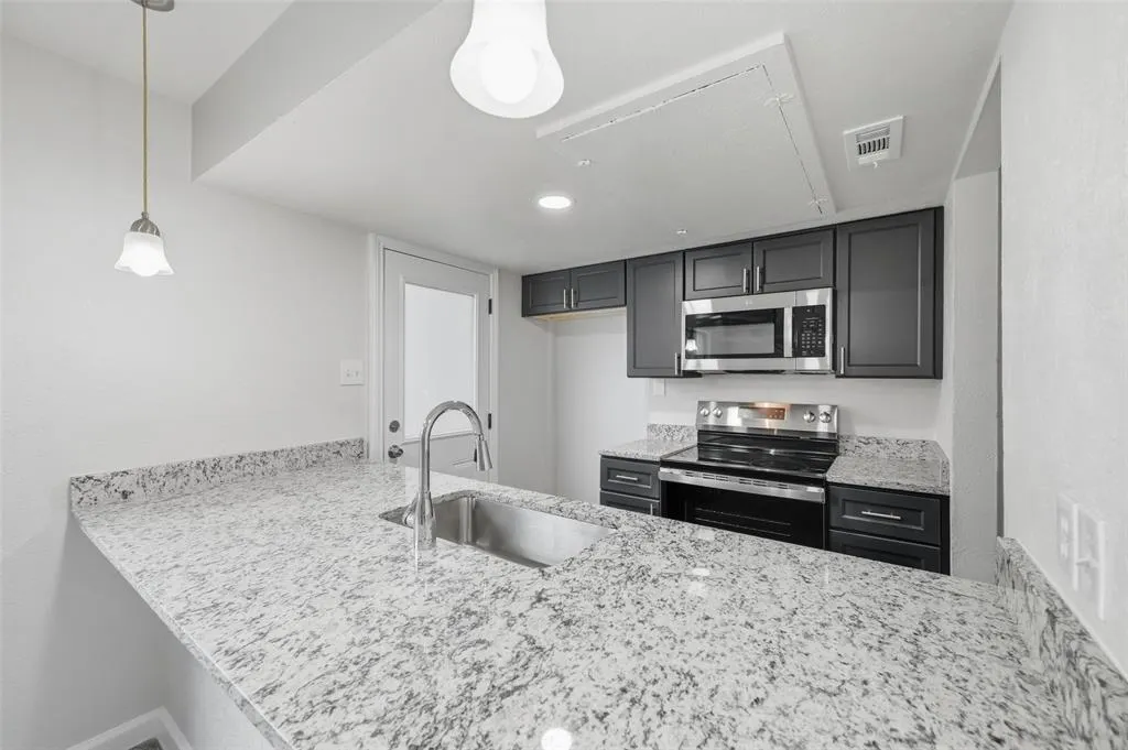 2702 Douglas Avenue, #121