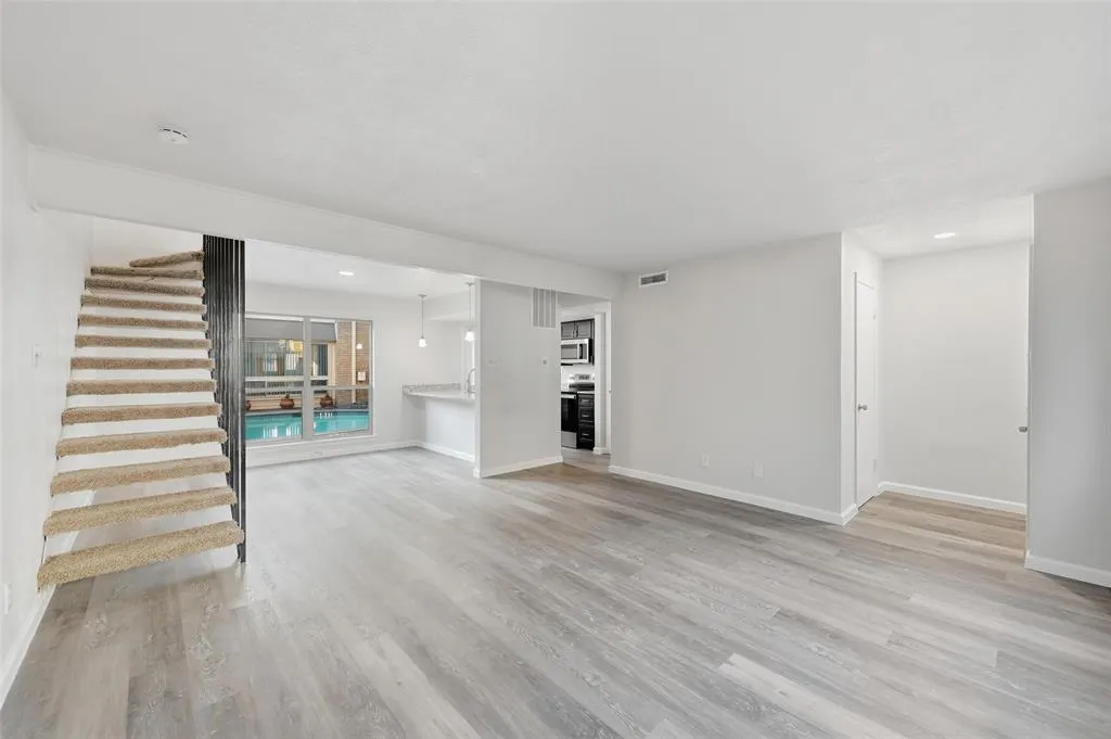 2702 Douglas Avenue, #121