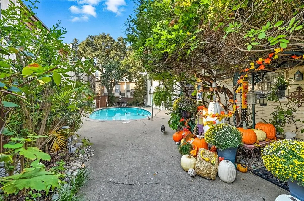 2702 Douglas Avenue, #121