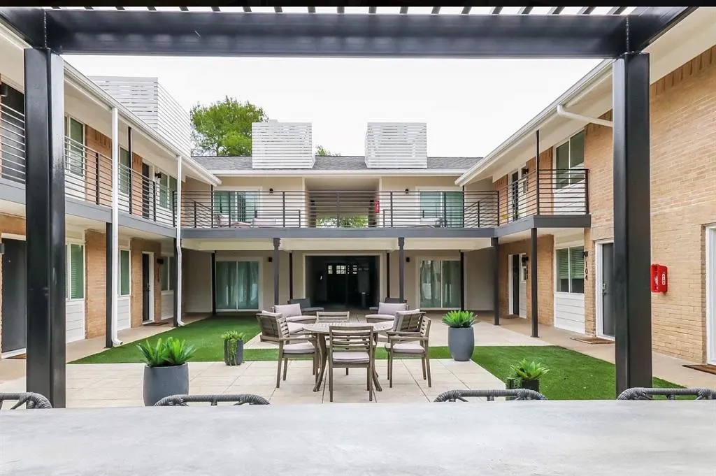 425 N Rosemont Avenue, #214