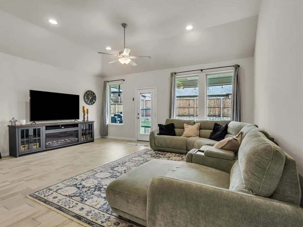 916 Monarch Lane
