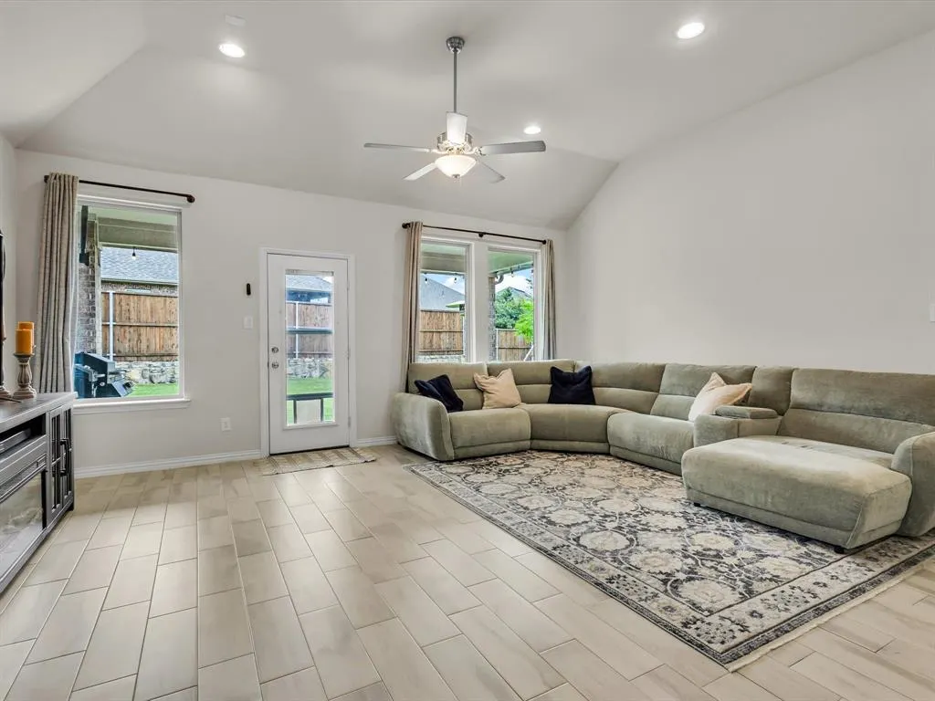 916 Monarch Lane