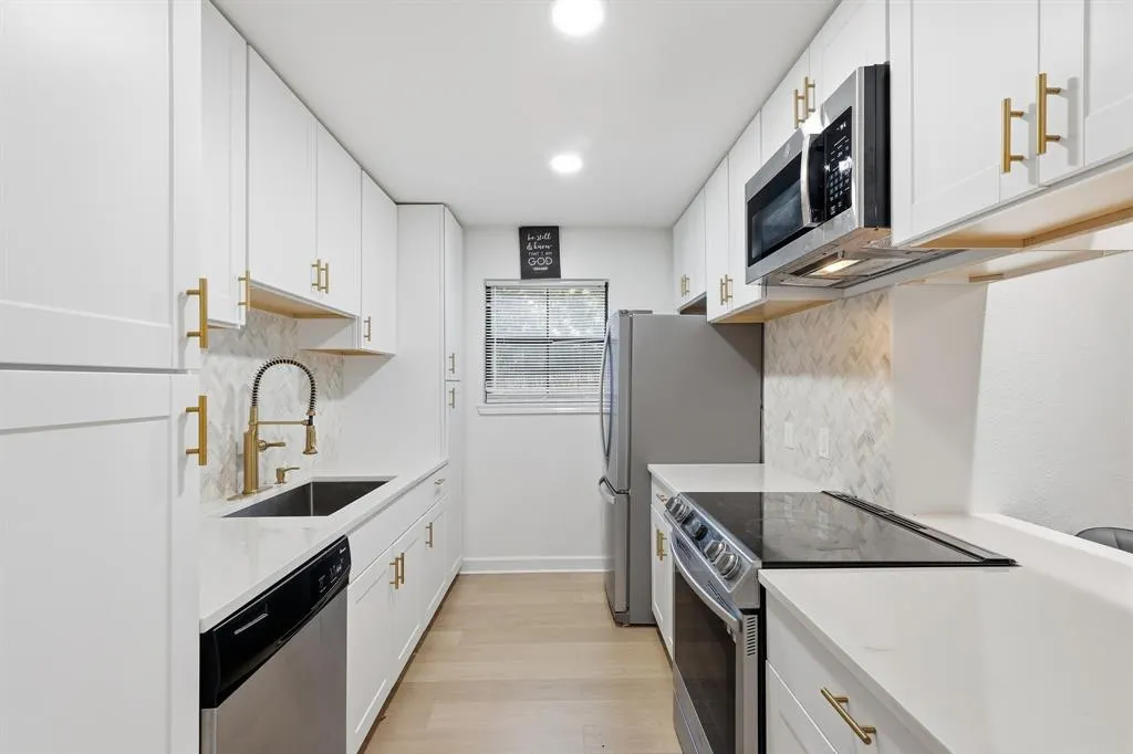 9600 Royal Lane, #208