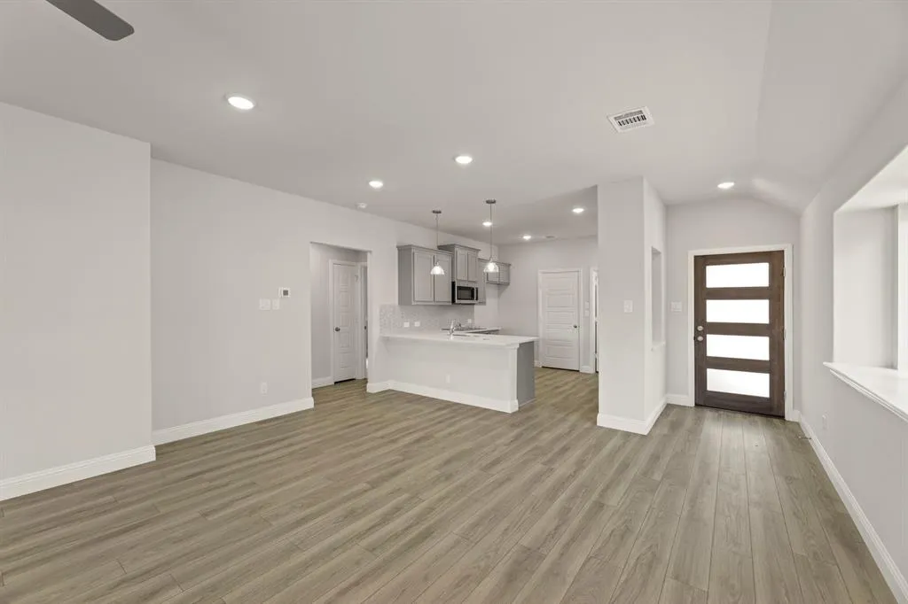 1621 Meadow Crest