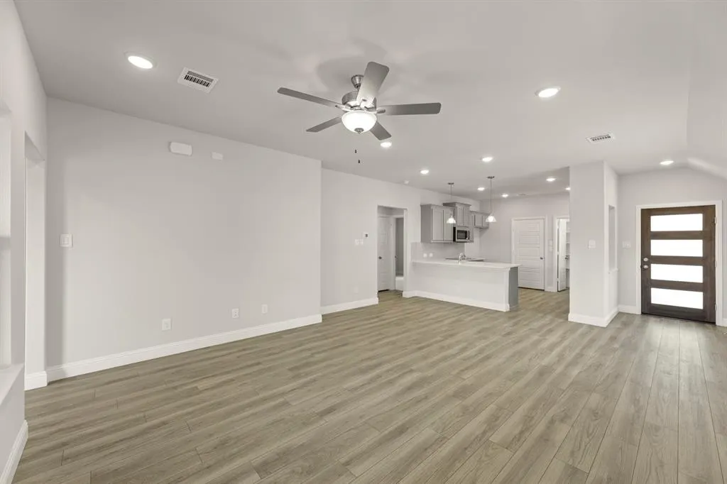 1621 Meadow Crest